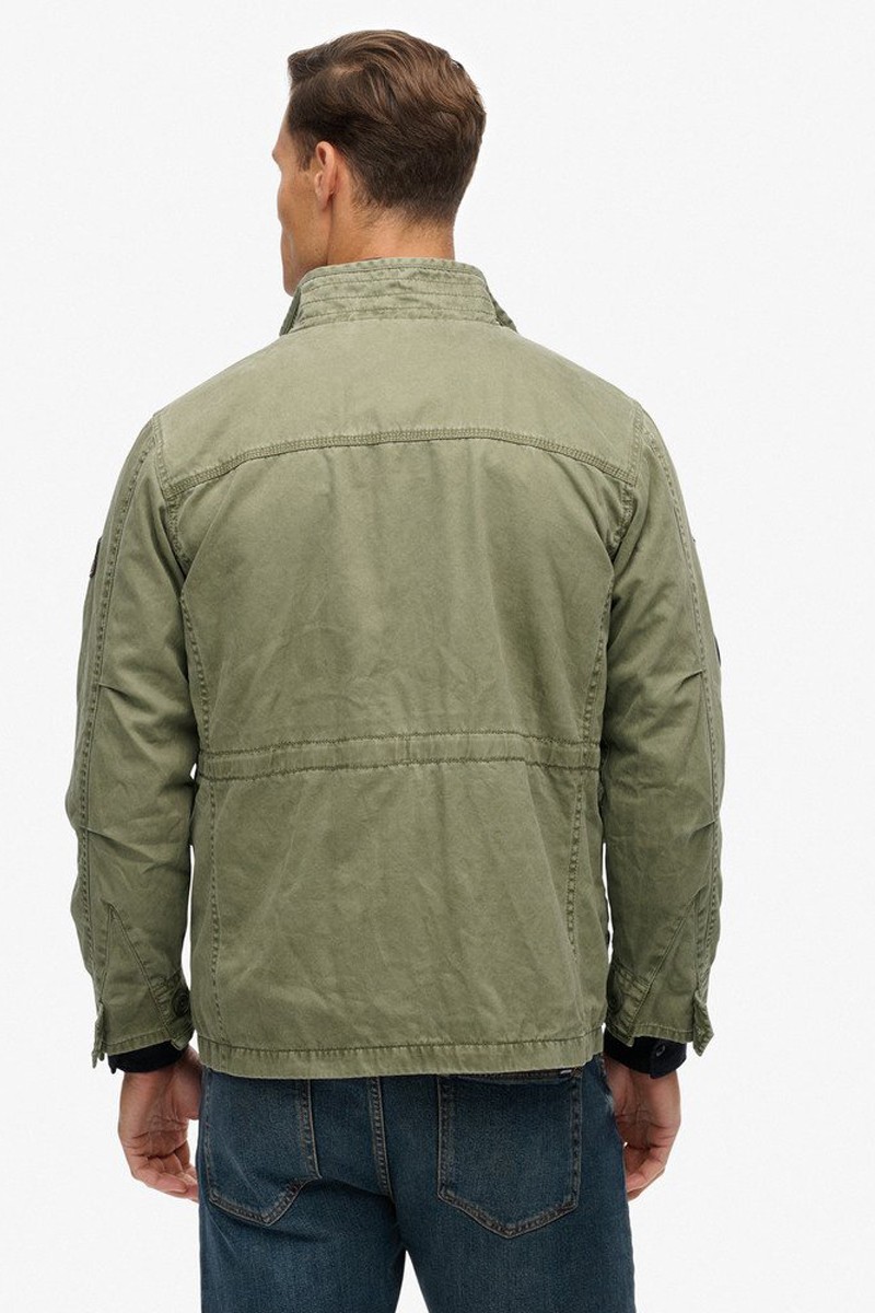  Chaqueta estilo militar con parches decorativos, múltiples bolsillos y cierre de cremallera y botones para un look auténtico y versátil. 