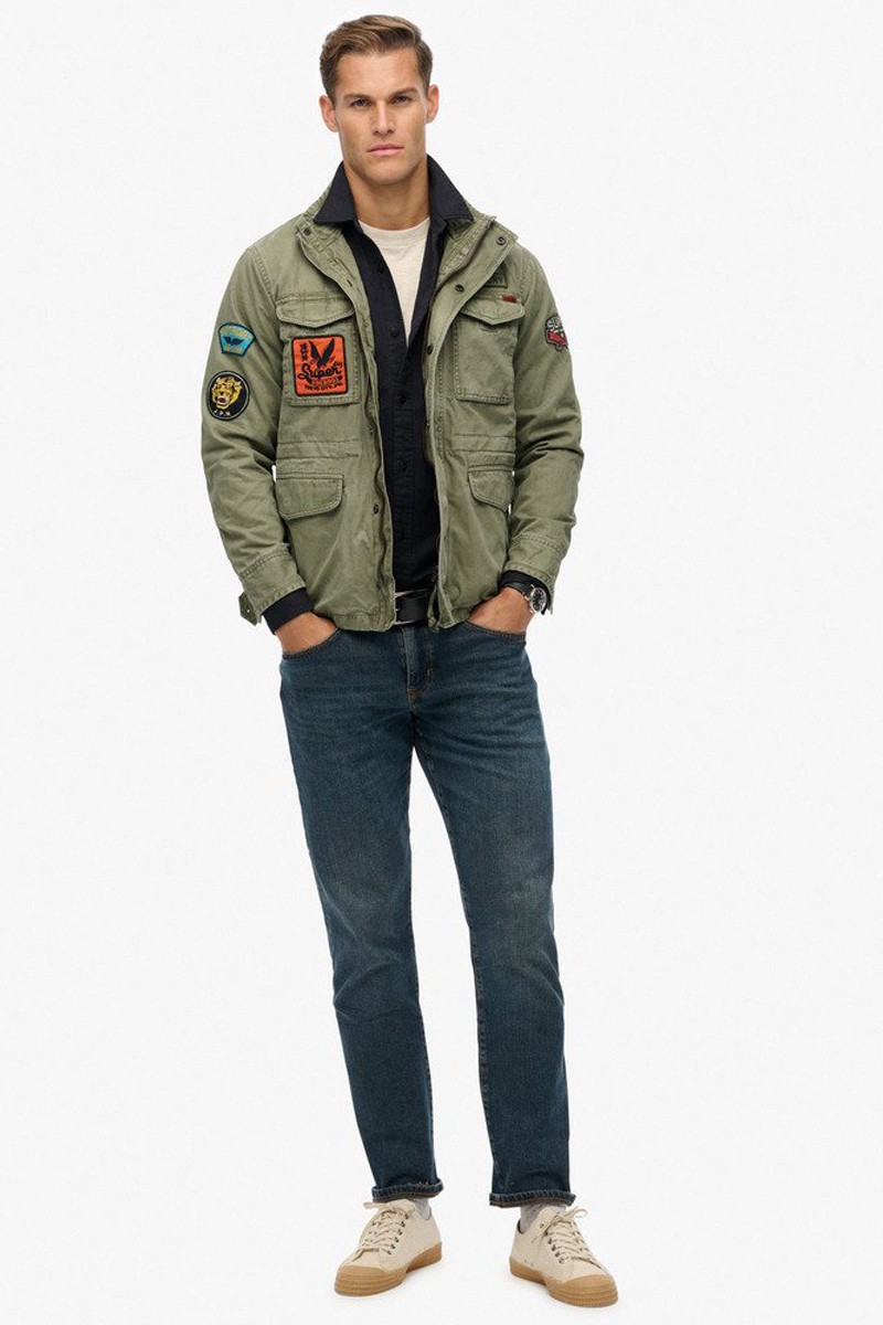  Chaqueta estilo militar con parches decorativos, múltiples bolsillos y cierre de cremallera y botones para un look auténtico y versátil. 