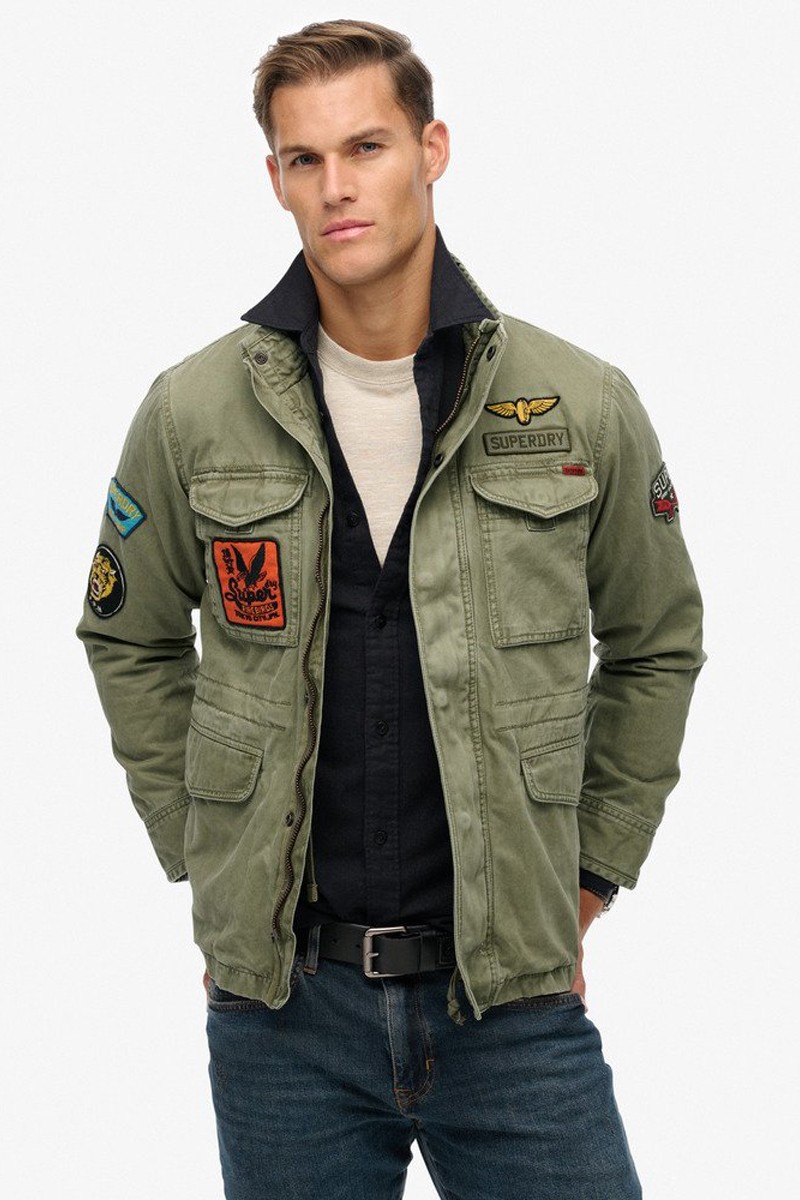  Chaqueta estilo militar con parches decorativos, múltiples bolsillos y cierre de cremallera y botones para un look auténtico y versátil. 