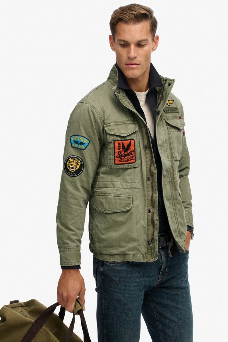  Chaqueta estilo militar con parches decorativos, múltiples bolsillos y cierre de cremallera y botones para un look auténtico y versátil. 