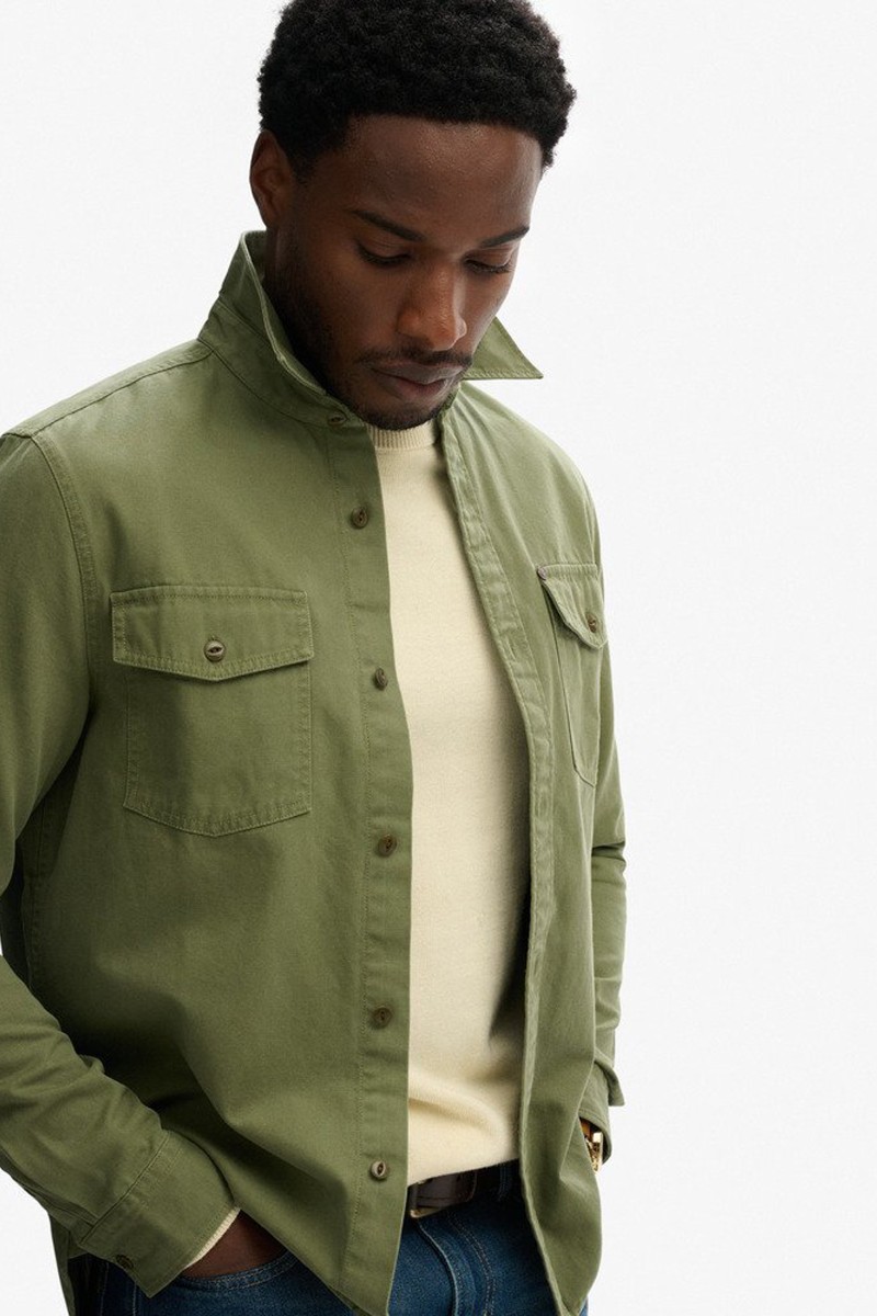  Camisa de algodón sostenible con inspiración workwear, bolsillos frontales y un corte versátil que combina con cualquier look casual. 