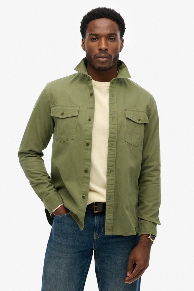  Camisa de algodón sostenible con inspiración workwear, bolsillos frontales y un corte versátil que combina con cualquier look casual. 