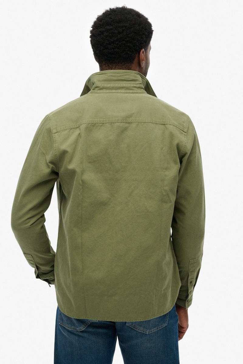  Camisa de algodón sostenible con inspiración workwear, bolsillos frontales y un corte versátil que combina con cualquier look casual. 