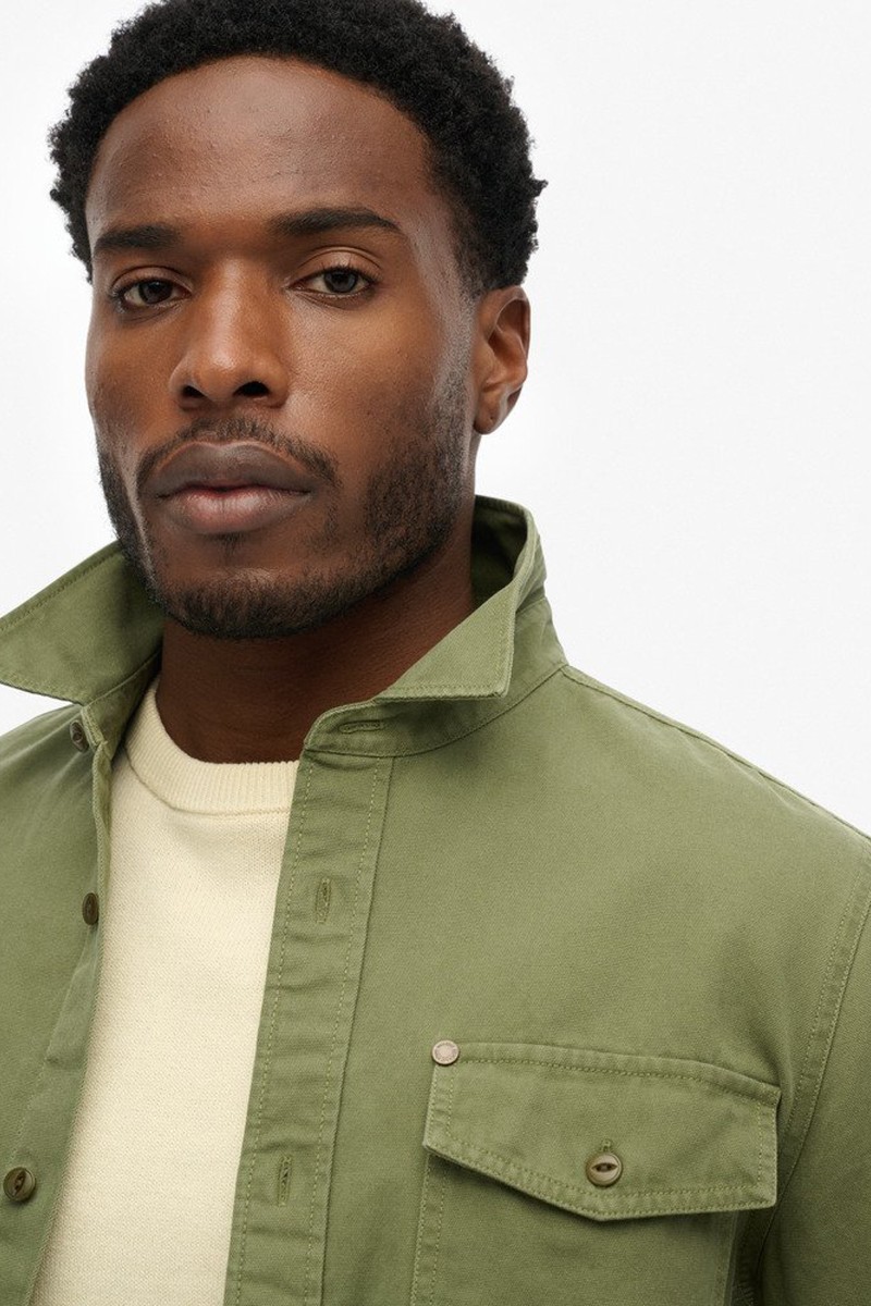 Camisa de algodón sostenible con inspiración workwear, bolsillos frontales y un corte versátil que combina con cualquier look casual. 