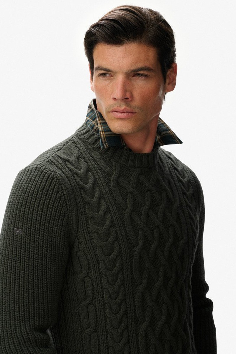 Jersey de punto grueso con trenzado central y cuello alto, perfecto para un estilo clásico y funcional durante el invierno.  2