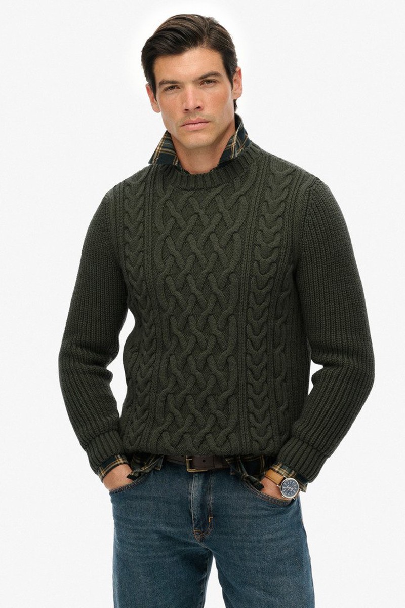 Jersey de punto grueso con trenzado central y cuello alto, perfecto para un estilo clásico y funcional durante el invierno.