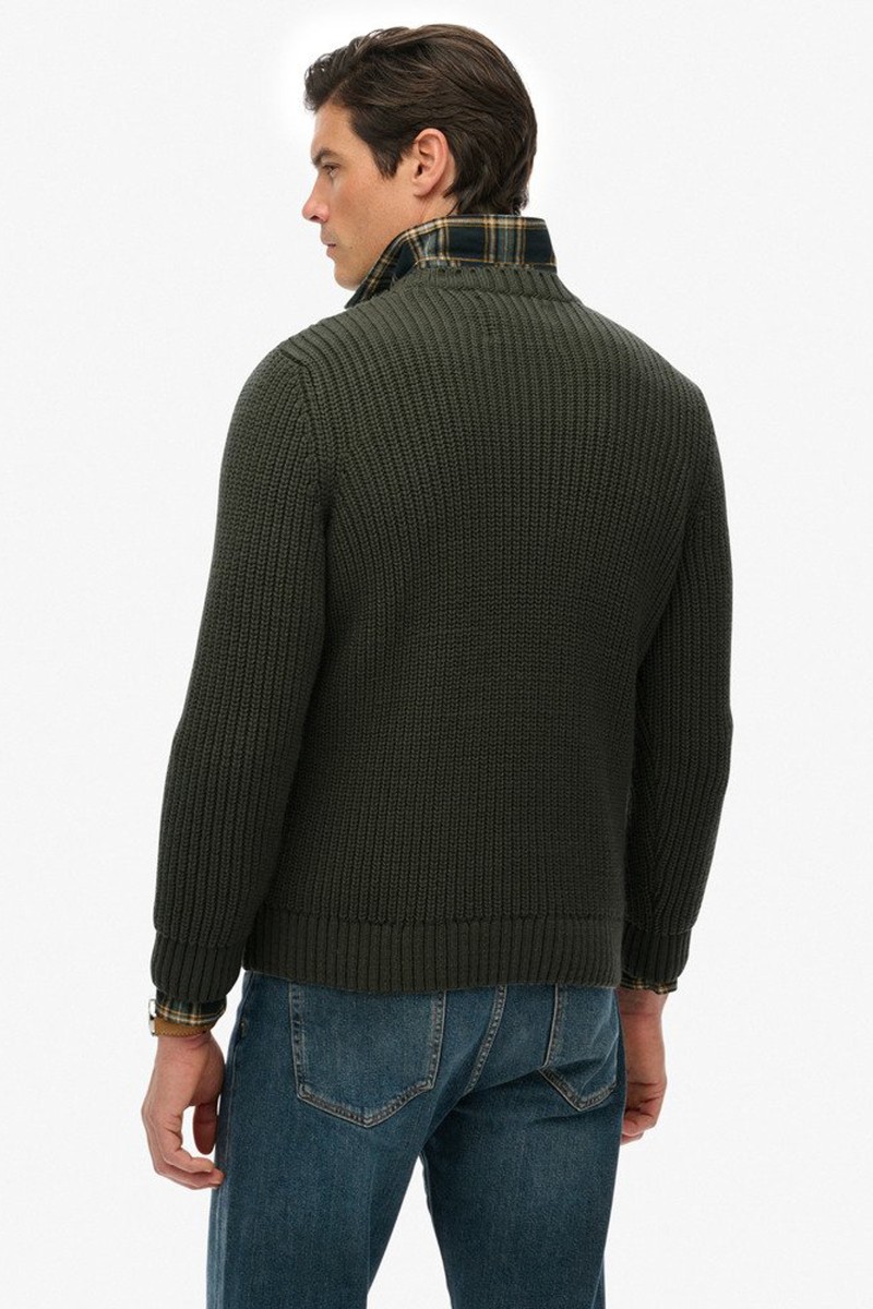  Jersey de punto grueso con trenzado central y cuello alto, perfecto para un estilo clásico y funcional durante el invierno. 