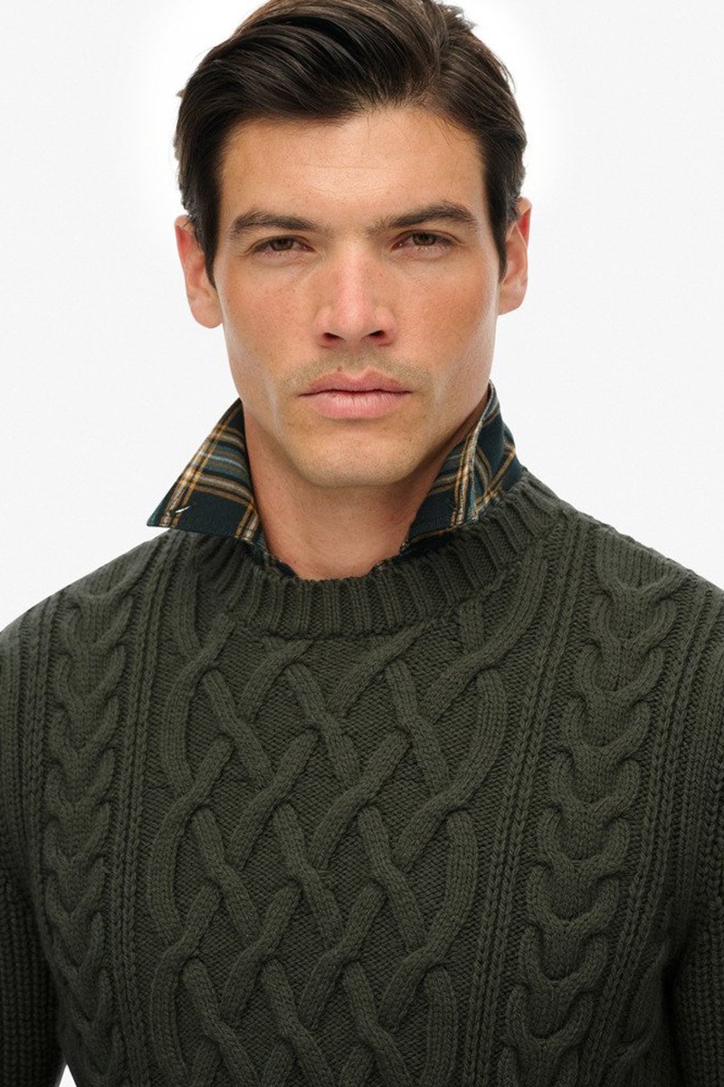  Jersey de punto grueso con trenzado central y cuello alto, perfecto para un estilo clásico y funcional durante el invierno. 