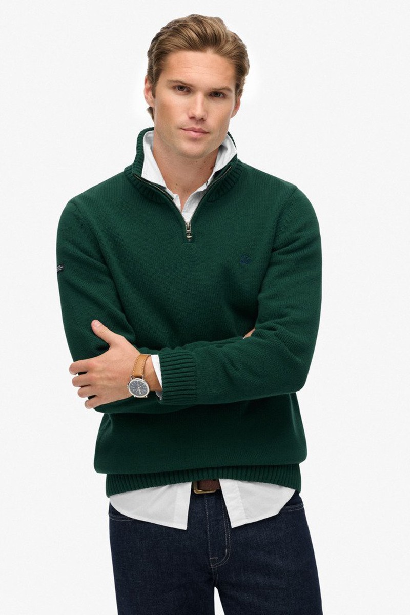 Jersey de punto suave con cuello alto y media cremallera, ideal para un estilo casual y sofisticado a la vez.