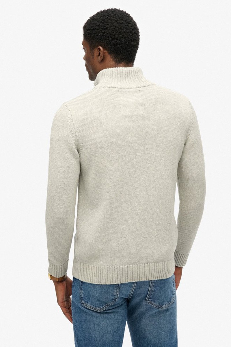 Jersey de punto suave con cuello alto y media cremallera, ideal para un estilo casual y sofisticado a la vez.  2