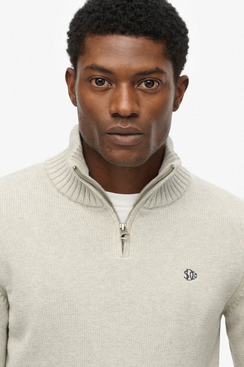  Jersey de punto suave con cuello alto y media cremallera, ideal para un estilo casual y sofisticado a la vez. 