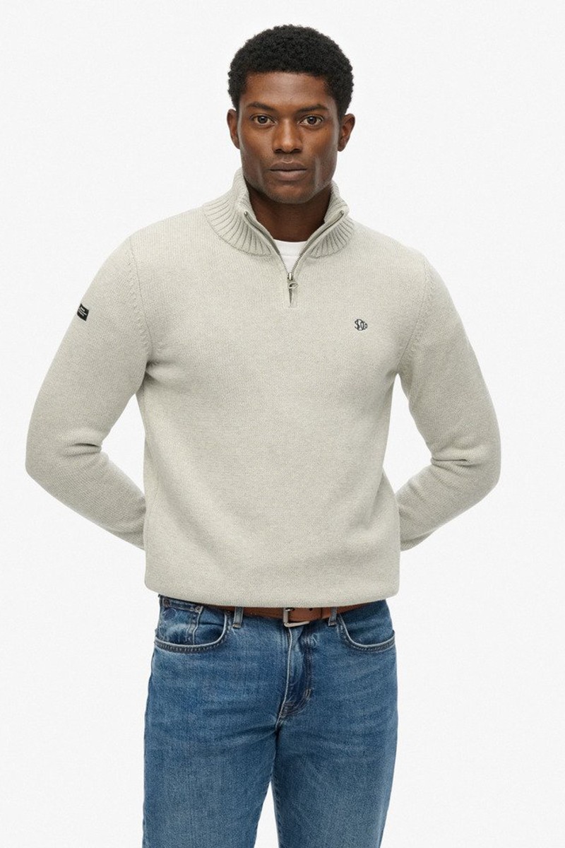 Jersey de punto suave con cuello alto y media cremallera, ideal para un estilo casual y sofisticado a la vez.