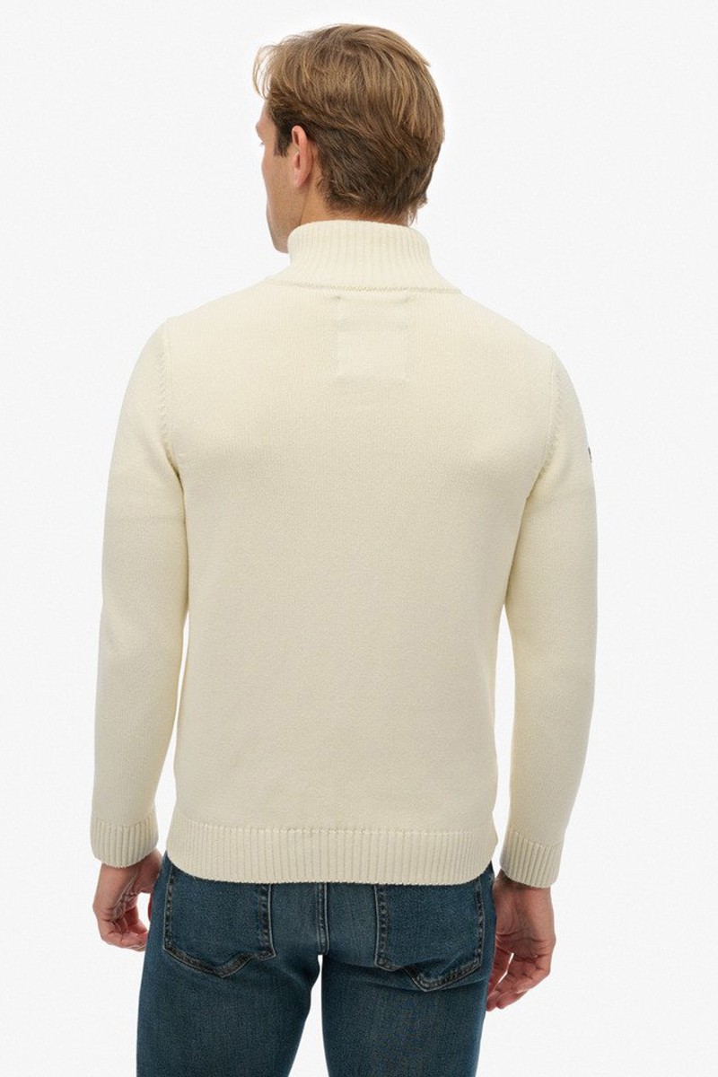 Jersey de punto suave con cuello alto y media cremallera, ideal para un estilo casual y sofisticado a la vez.  2