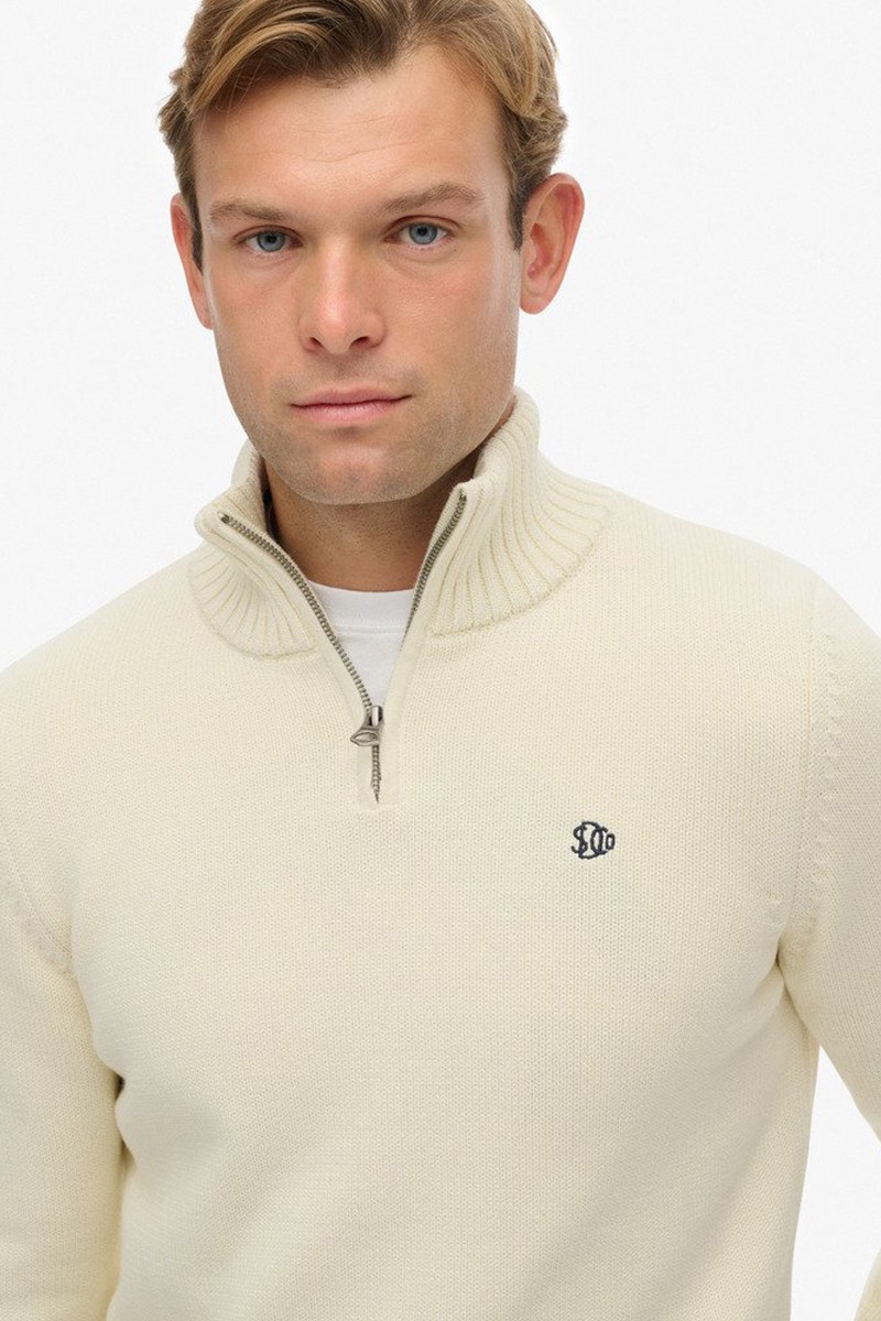  Jersey de punto suave con cuello alto y media cremallera, ideal para un estilo casual y sofisticado a la vez. 