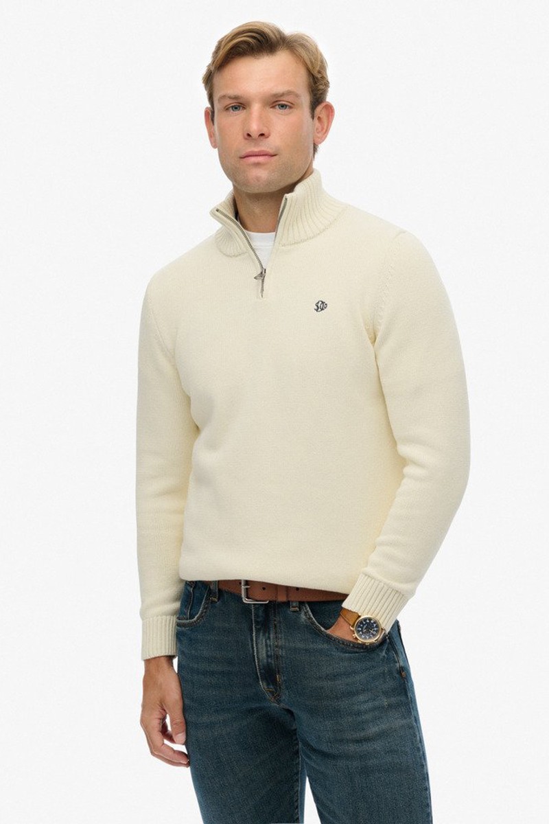 Jersey de punto suave con cuello alto y media cremallera, ideal para un estilo casual y sofisticado a la vez.