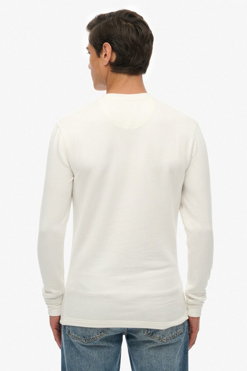  Camiseta de manga larga con cuello mao y tapeta de botones, ideal para un estilo casual y desenfadado con el sello Superdry. 