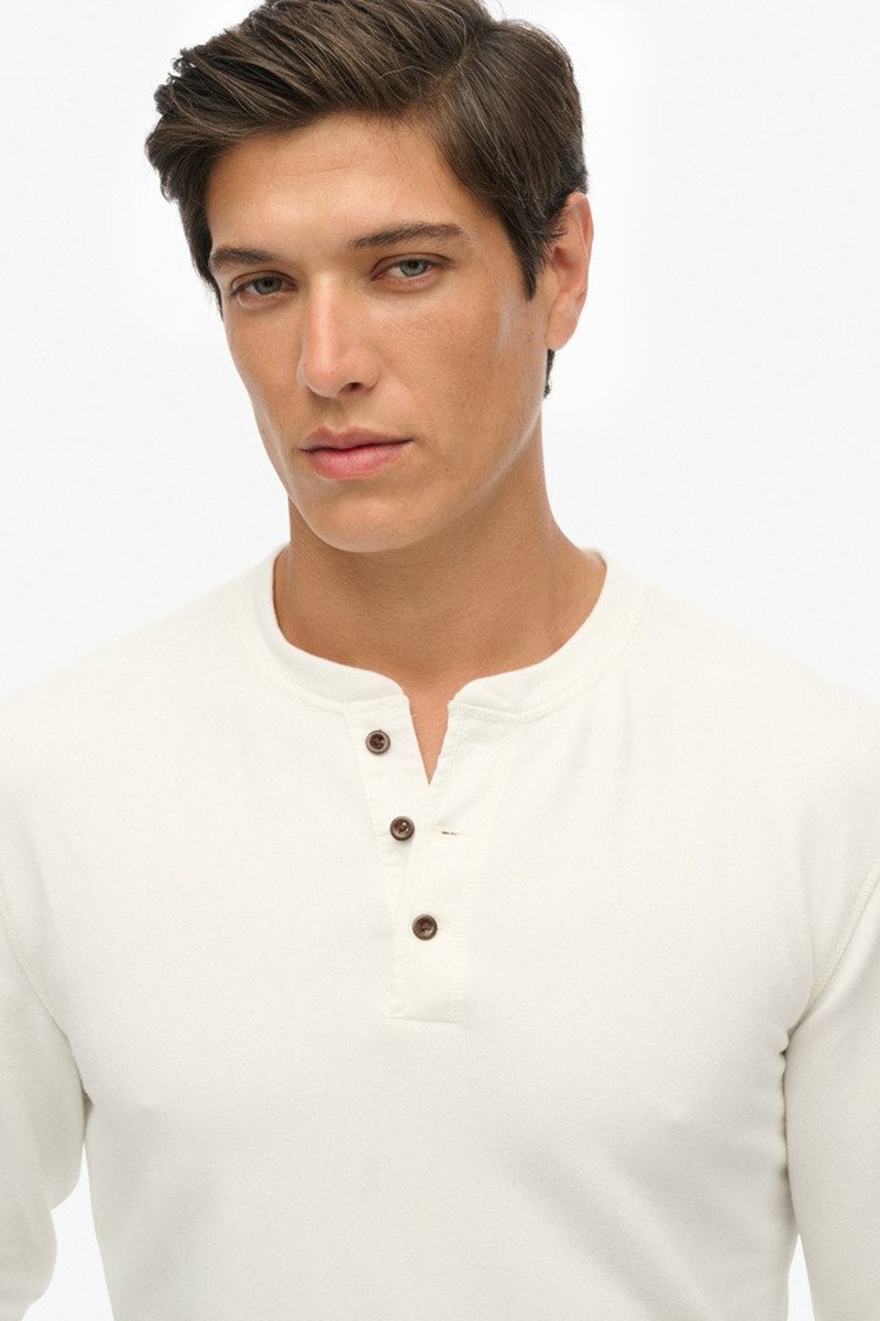  Camiseta de manga larga con cuello mao y tapeta de botones, ideal para un estilo casual y desenfadado con el sello Superdry. 