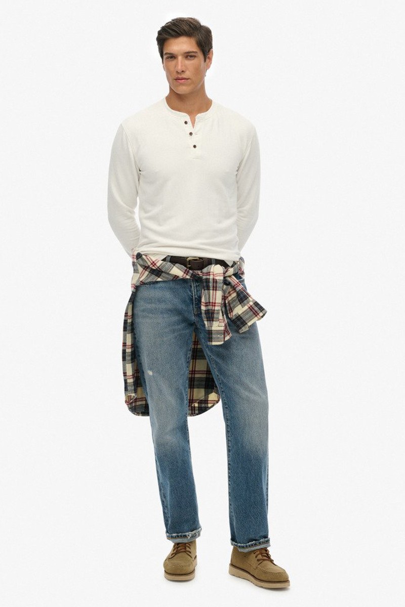  Camiseta de manga larga con cuello mao y tapeta de botones, ideal para un estilo casual y desenfadado con el sello Superdry. 