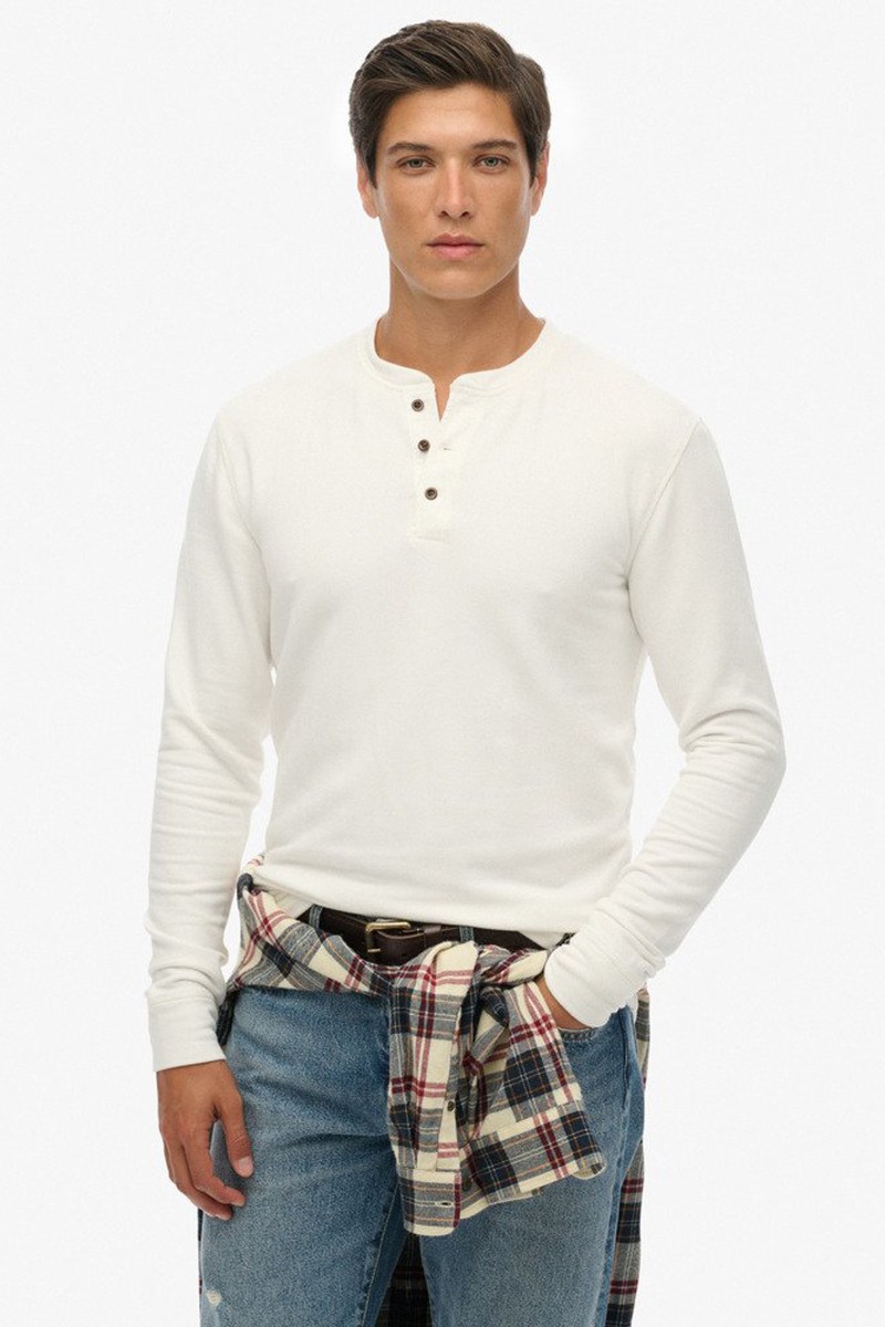 Camiseta de manga larga con cuello mao y tapeta de botones, ideal para un estilo casual y desenfadado con el sello Superdry.