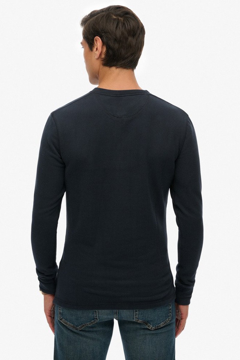 Camiseta de manga larga con cuello mao y tapeta de botones, ideal para un estilo casual y desenfadado con el sello Superdry.  2