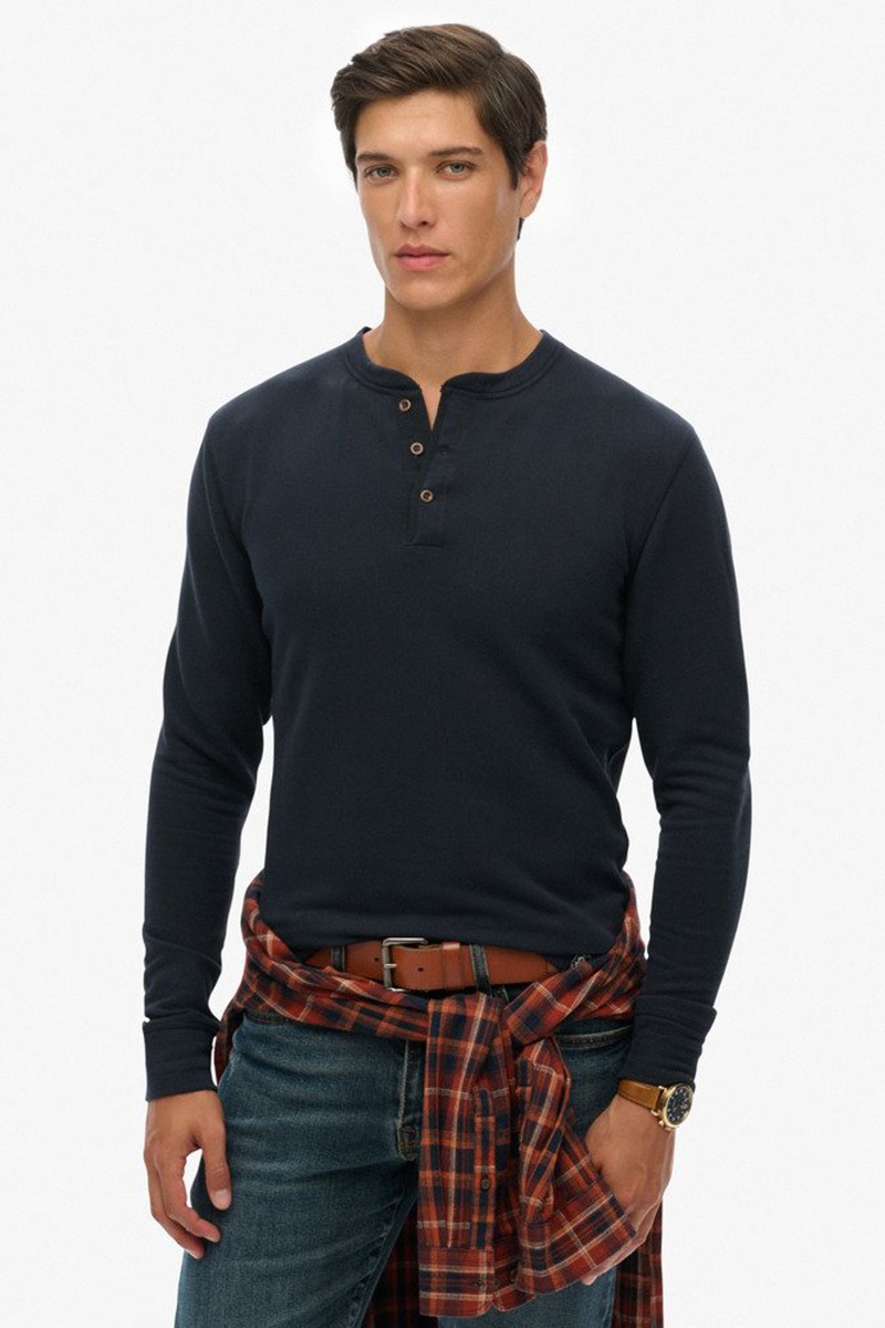 Camiseta de manga larga con cuello mao y tapeta de botones, ideal para un estilo casual y desenfadado con el sello Superdry.