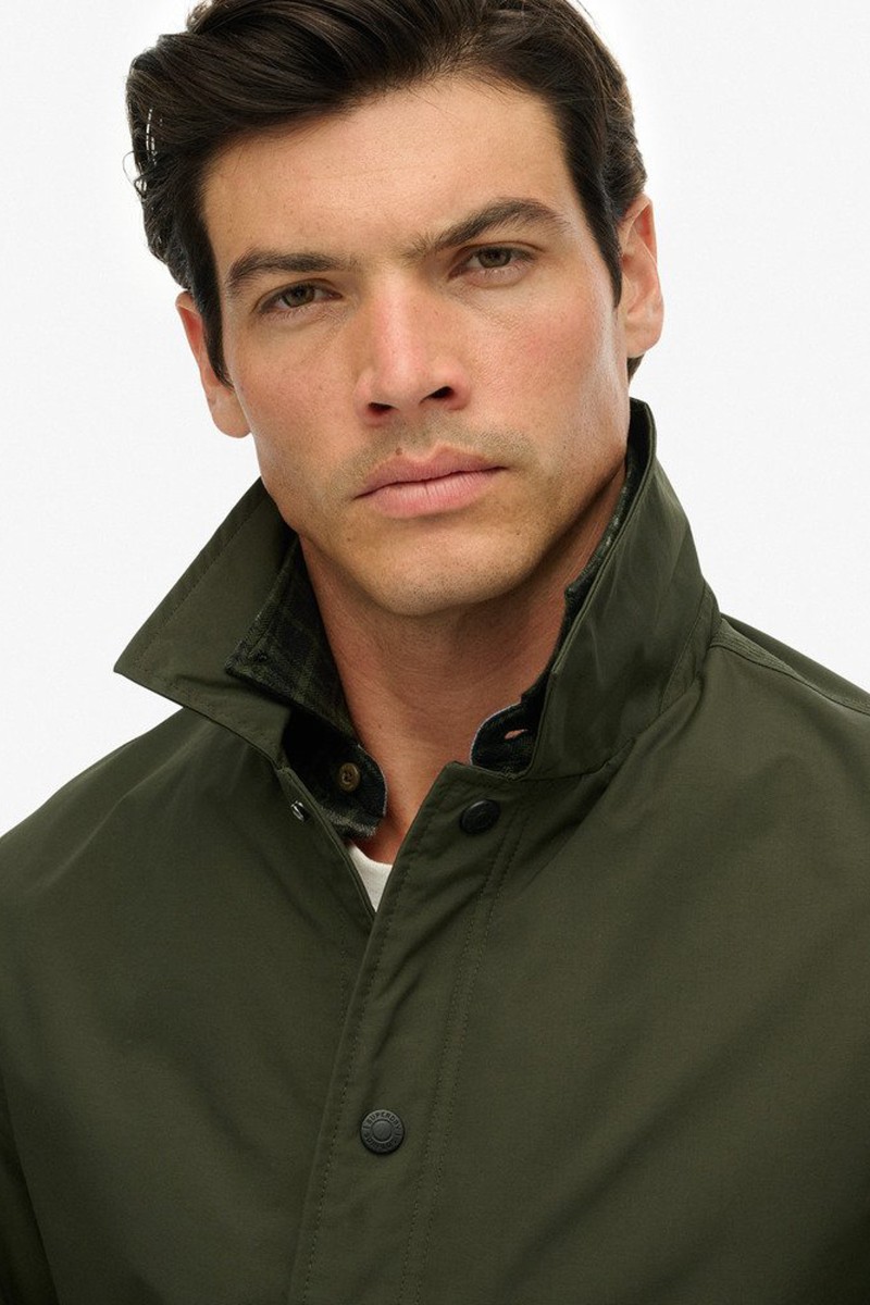  Chaqueta ligera tipo coach con cierre de botones a presión, cuello clásico y diseño versátil para el día a día. 