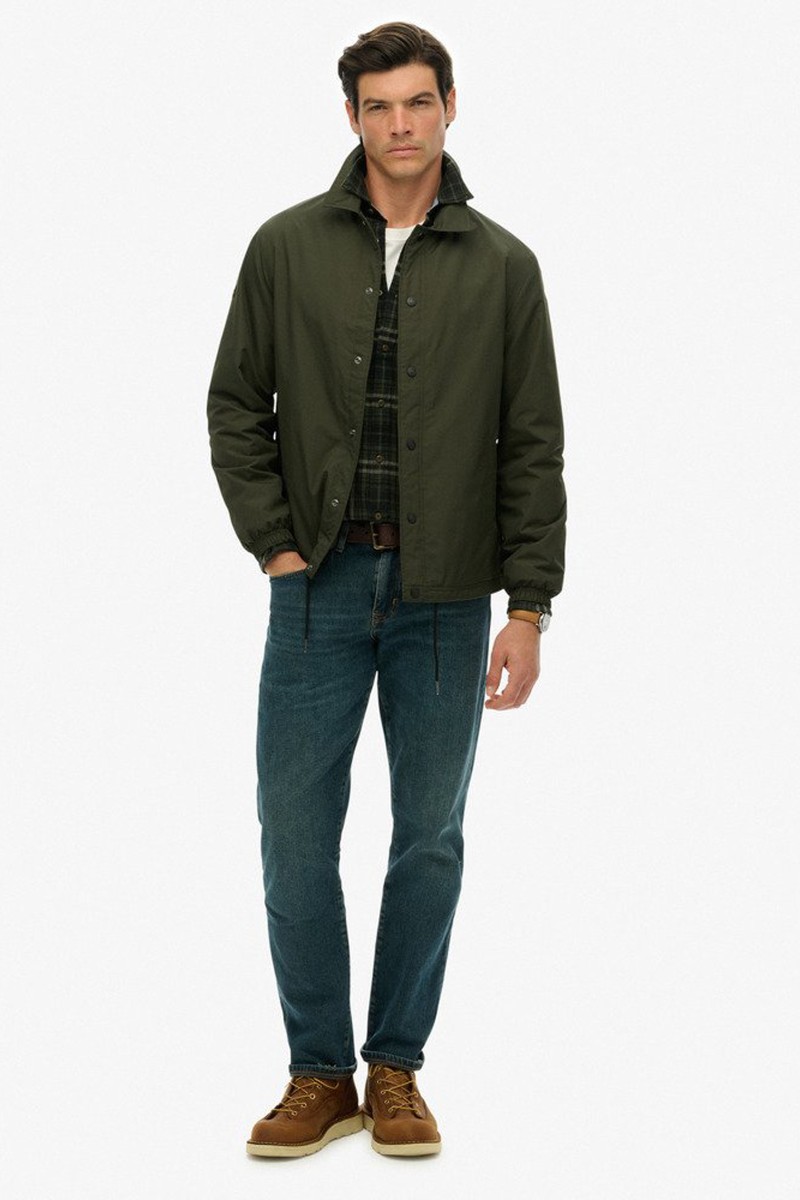  Chaqueta ligera tipo coach con cierre de botones a presión, cuello clásico y diseño versátil para el día a día. 