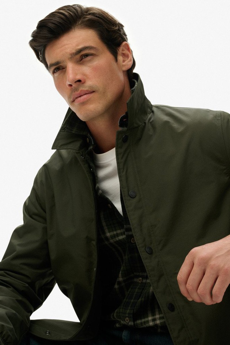  Chaqueta ligera tipo coach con cierre de botones a presión, cuello clásico y diseño versátil para el día a día. 