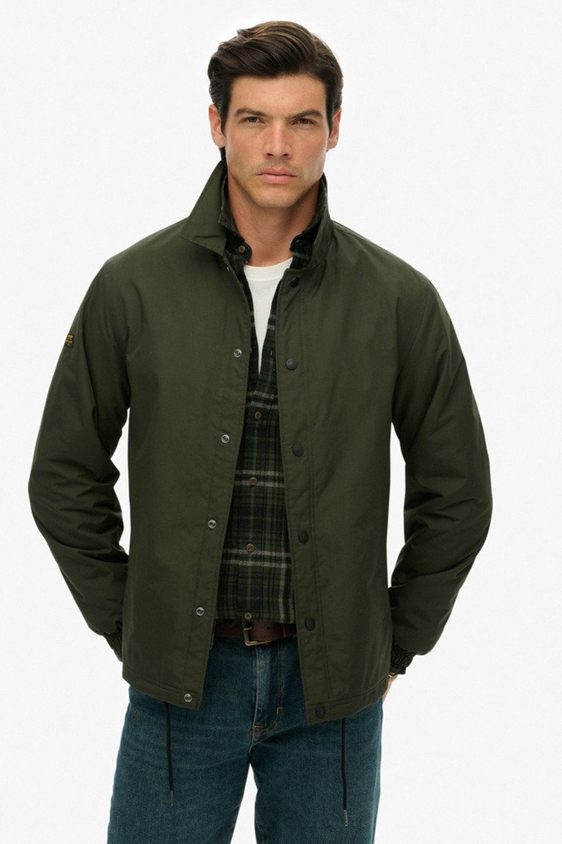  Chaqueta ligera tipo coach con cierre de botones a presión, cuello clásico y diseño versátil para el día a día. 