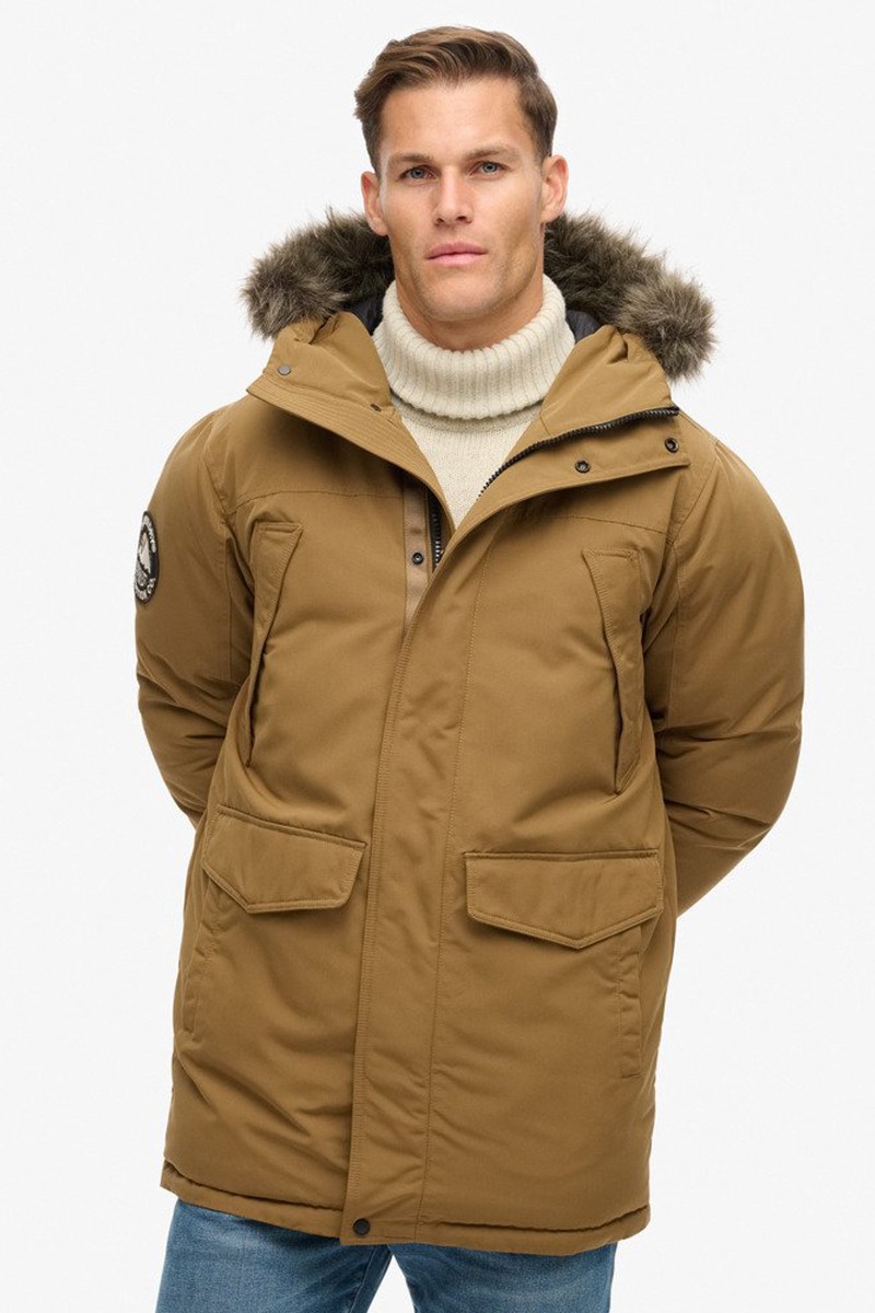  Parka acolchada con capucha y borde de pelo sintético, perfecta para mantener el calor sin perder estilo. 