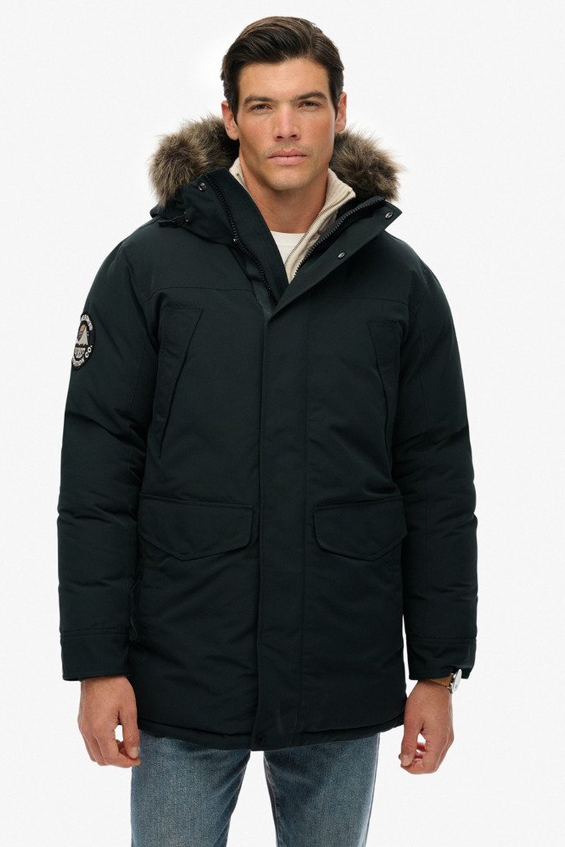  Parka acolchada con capucha y borde de pelo sintético, perfecta para mantener el calor sin perder estilo. 