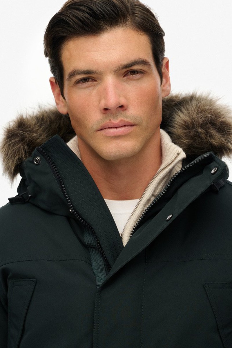  Parka acolchada con capucha y borde de pelo sintético, perfecta para mantener el calor sin perder estilo. 