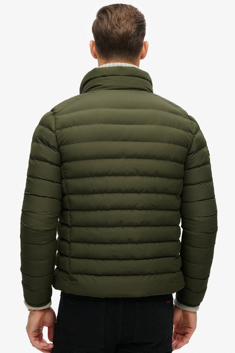  Chaqueta acolchada ligera con cierre de cremallera y cuello alto, ideal para el día a día con el estilo inconfundible de Superdry. 