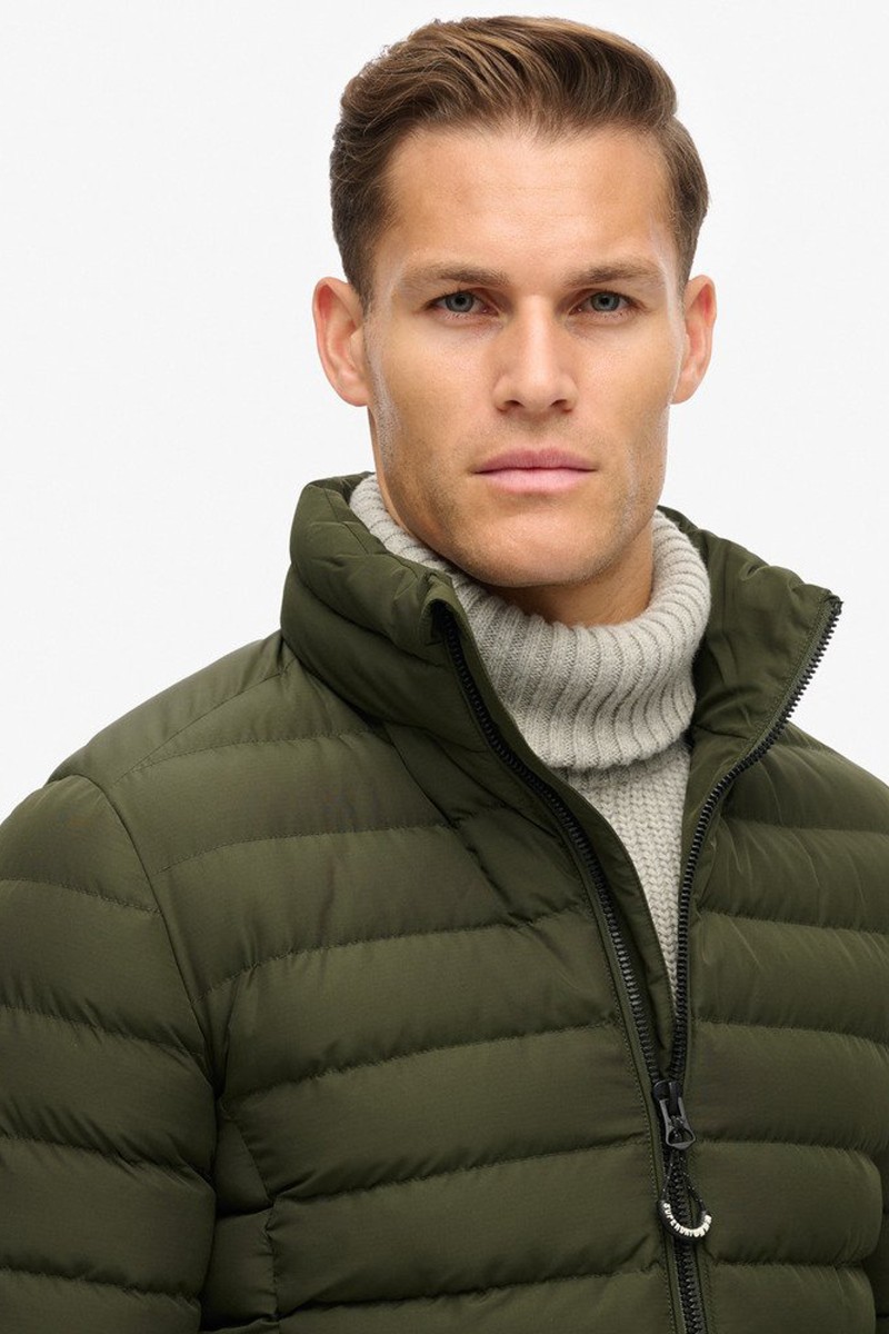  Chaqueta acolchada ligera con cierre de cremallera y cuello alto, ideal para el día a día con el estilo inconfundible de Superdry.  2