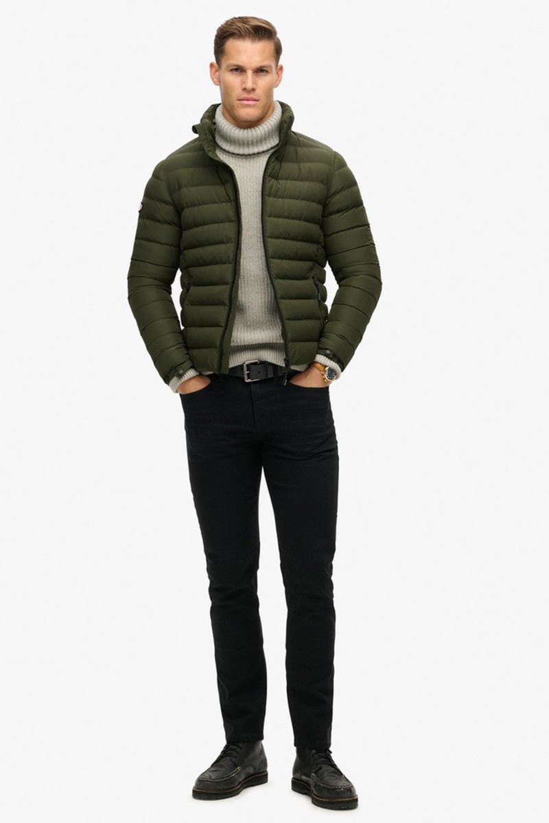  Chaqueta acolchada ligera con cierre de cremallera y cuello alto, ideal para el día a día con el estilo inconfundible de Superdry. 