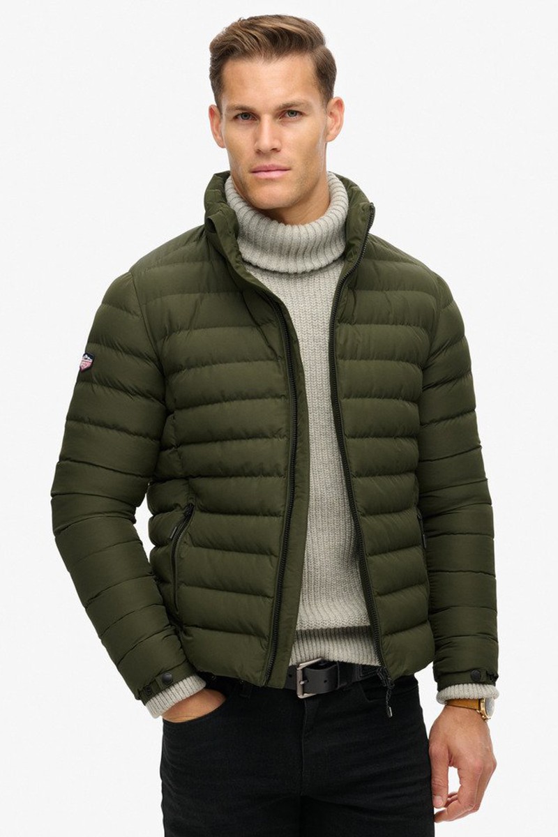  Chaqueta acolchada ligera con cierre de cremallera y cuello alto, ideal para el día a día con el estilo inconfundible de Superdry. 
