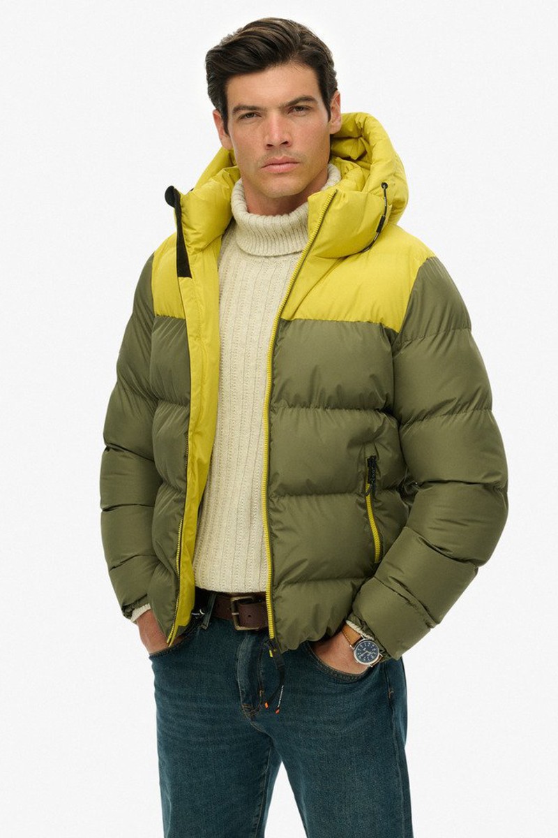  Chaqueta acolchada con capucha y diseño bicolor, perfecta para abrigarte con estilo sin renunciar a la comodidad. 