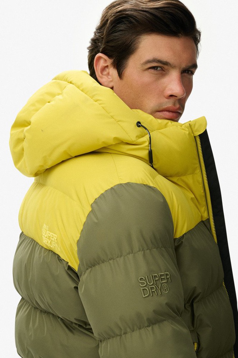  Chaqueta acolchada con capucha y diseño bicolor, perfecta para abrigarte con estilo sin renunciar a la comodidad. 