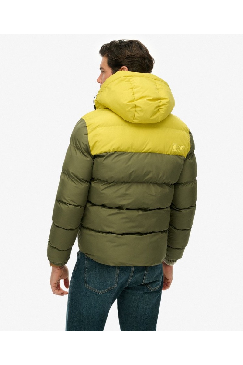  Chaqueta acolchada con capucha y diseño bicolor, perfecta para abrigarte con estilo sin renunciar a la comodidad. 