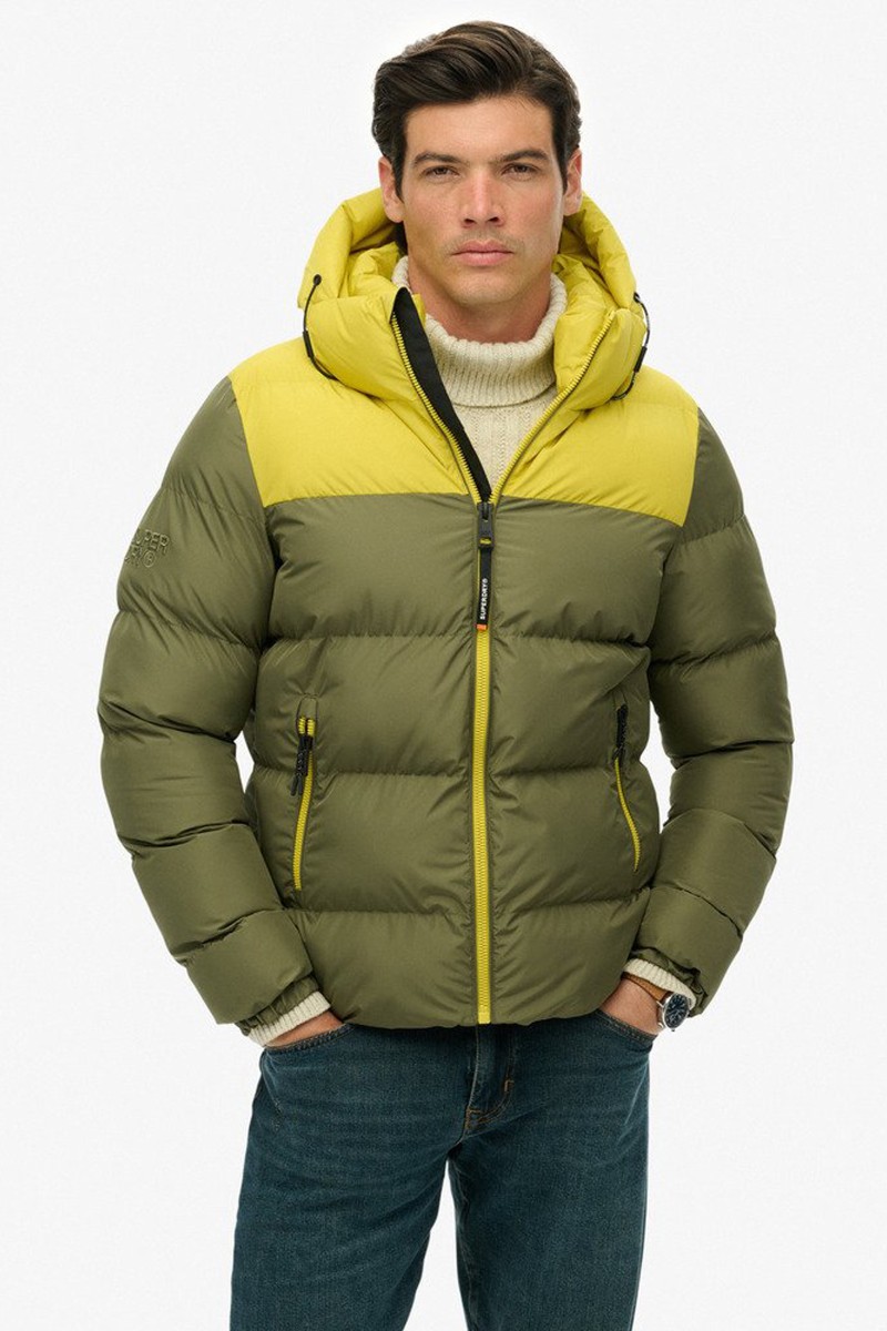  Chaqueta acolchada con capucha y diseño bicolor, perfecta para abrigarte con estilo sin renunciar a la comodidad. 