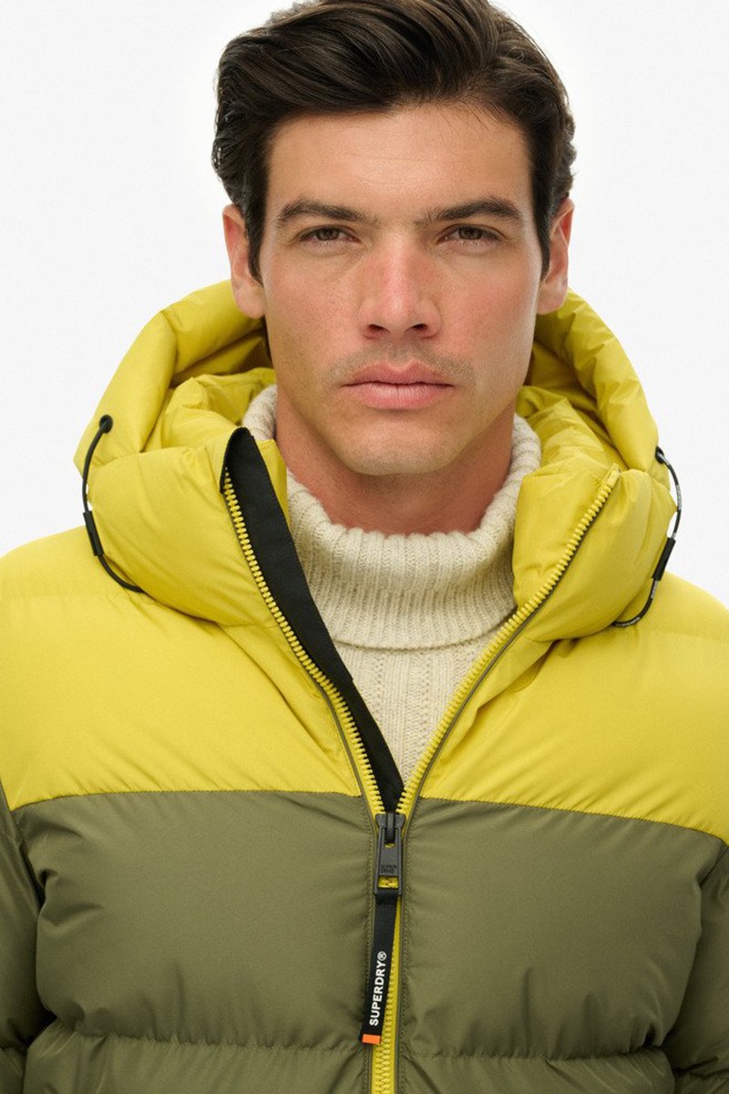  Chaqueta acolchada con capucha y diseño bicolor, perfecta para abrigarte con estilo sin renunciar a la comodidad. 