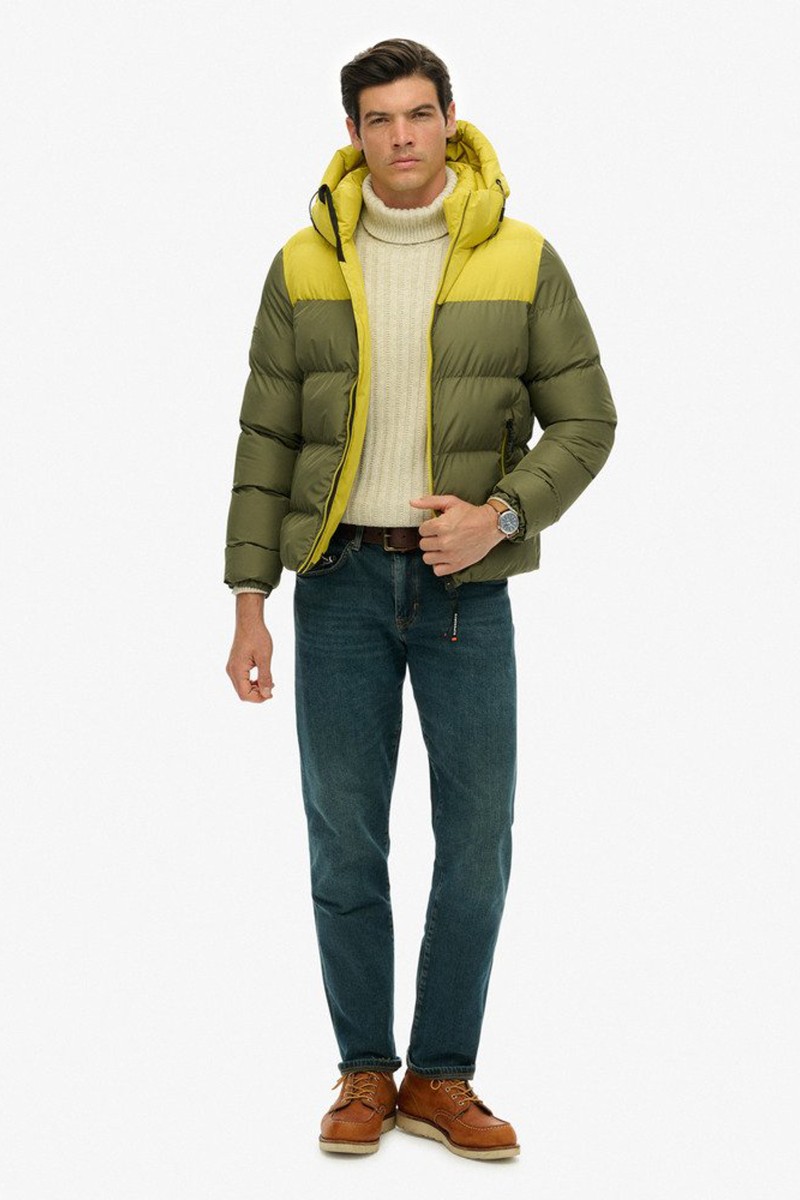  Chaqueta acolchada con capucha y diseño bicolor, perfecta para abrigarte con estilo sin renunciar a la comodidad. 