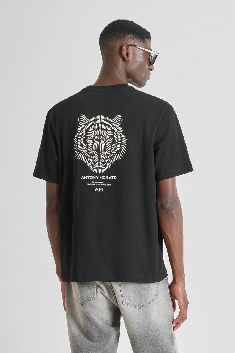 Camiseta Antony Morato en algodón suave con corte relajado y estampado de tigre en la espalda, ideal para un estilo urbano con carácter.