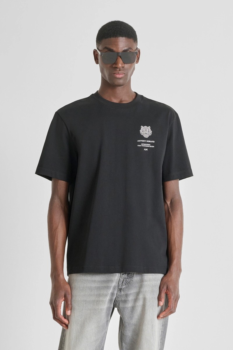Camiseta Antony Morato en algodón suave con corte relajado y estampado de tigre en la espalda, ideal para un estilo urbano con carácter.  2