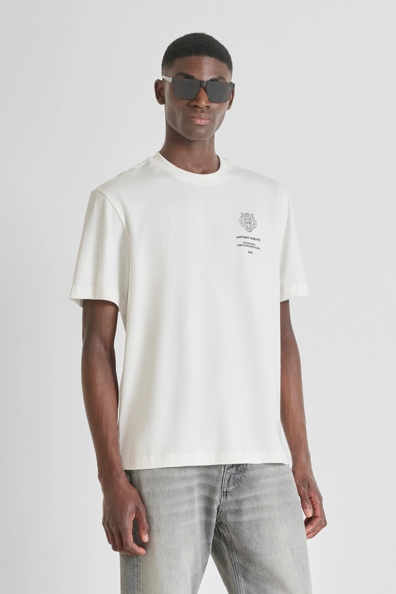  Camiseta Antony Morato en algodón suave con corte relajado y estampado de tigre en la espalda, ideal para un estilo urbano con carácter.  2