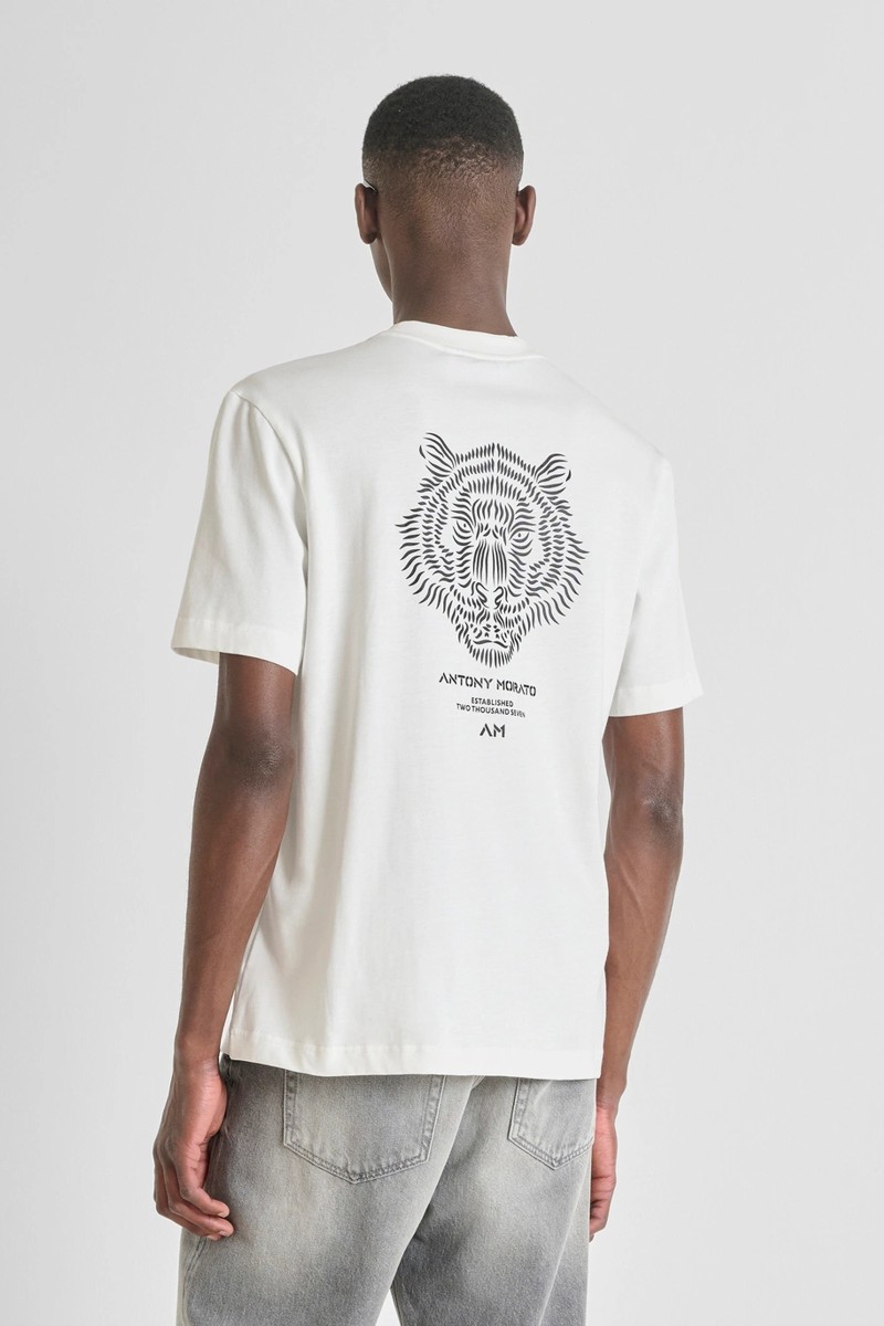  Camiseta Antony Morato en algodón suave con corte relajado y estampado de tigre en la espalda, ideal para un estilo urbano con carácter. 