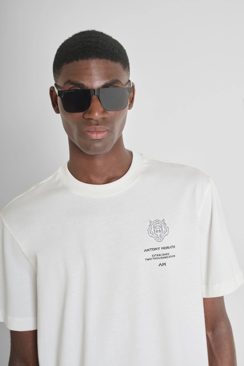  Camiseta Antony Morato en algodón suave con corte relajado y estampado de tigre en la espalda, ideal para un estilo urbano con carácter. 