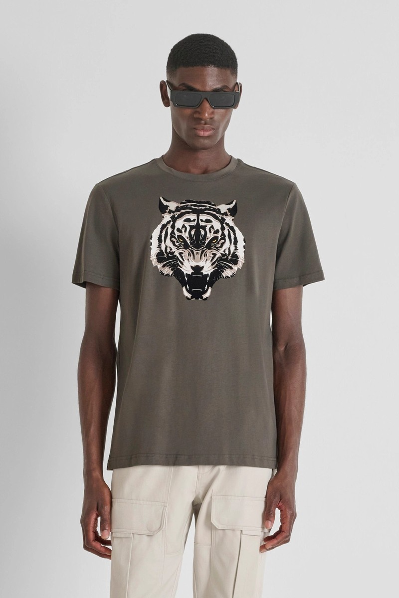 Camiseta Antony Morato en algodón con estampado flocado de tigre, ideal para destacar con un estilo moderno y atrevido.