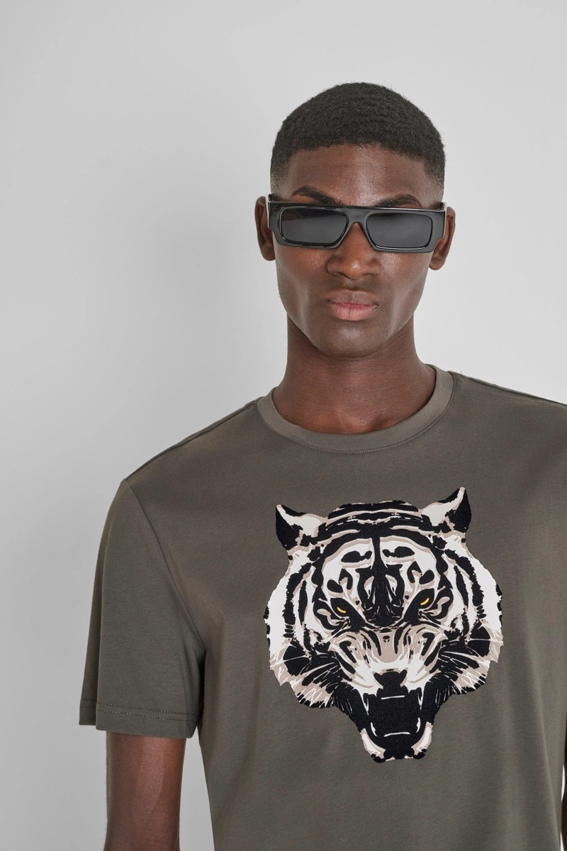  Camiseta Antony Morato en algodón con estampado flocado de tigre, ideal para destacar con un estilo moderno y atrevido. 