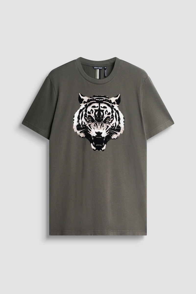  Camiseta Antony Morato en algodón con estampado flocado de tigre, ideal para destacar con un estilo moderno y atrevido. 